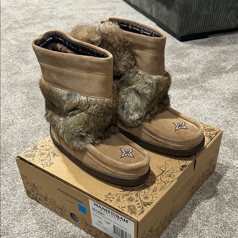 Manitobah mukluk Women's Tan Suede Fur Boots
